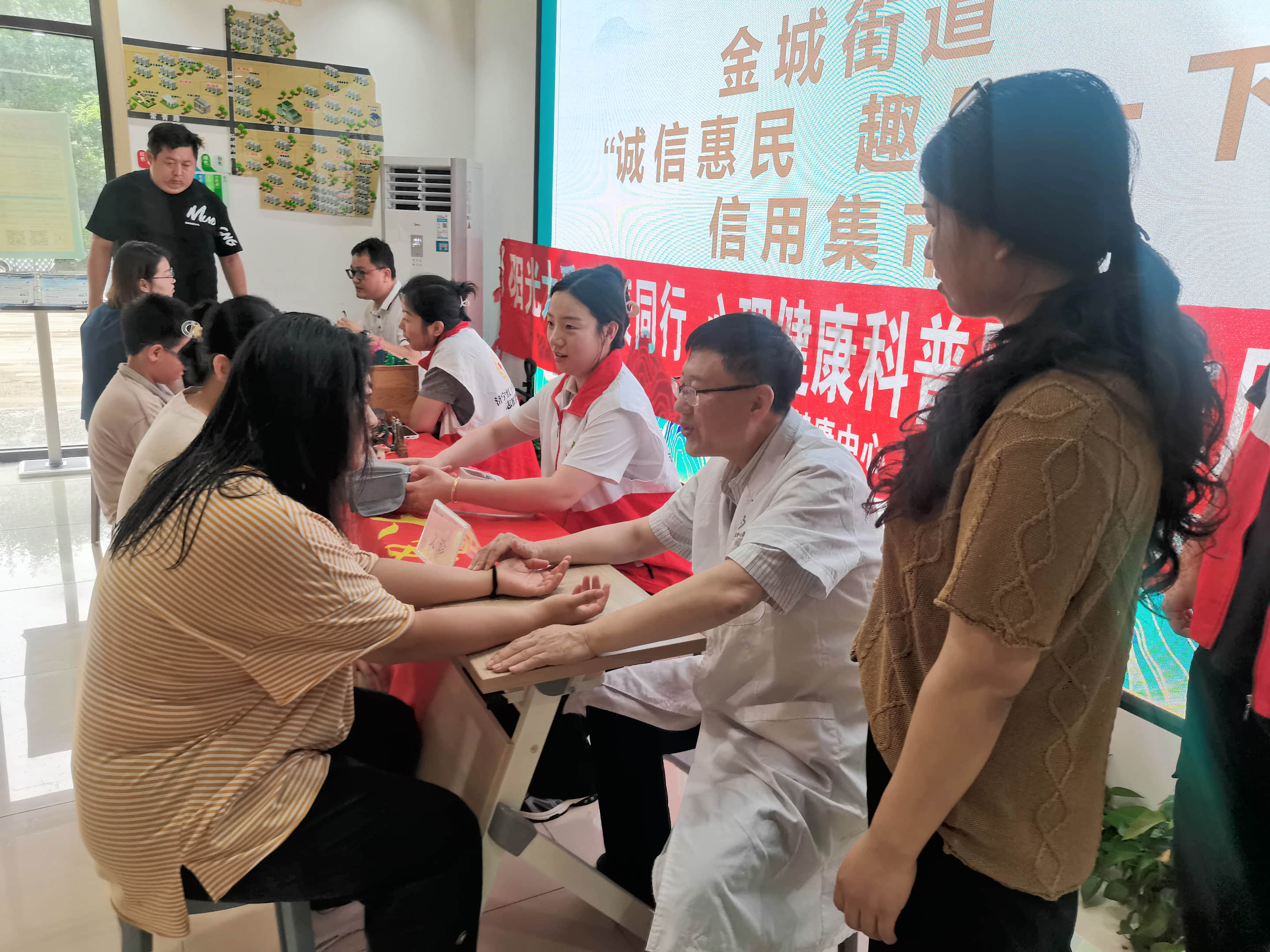 冒雨社区义诊 情系居民健康  ——任城区心理健康中心第181次“六进”活动走进西红庙社区