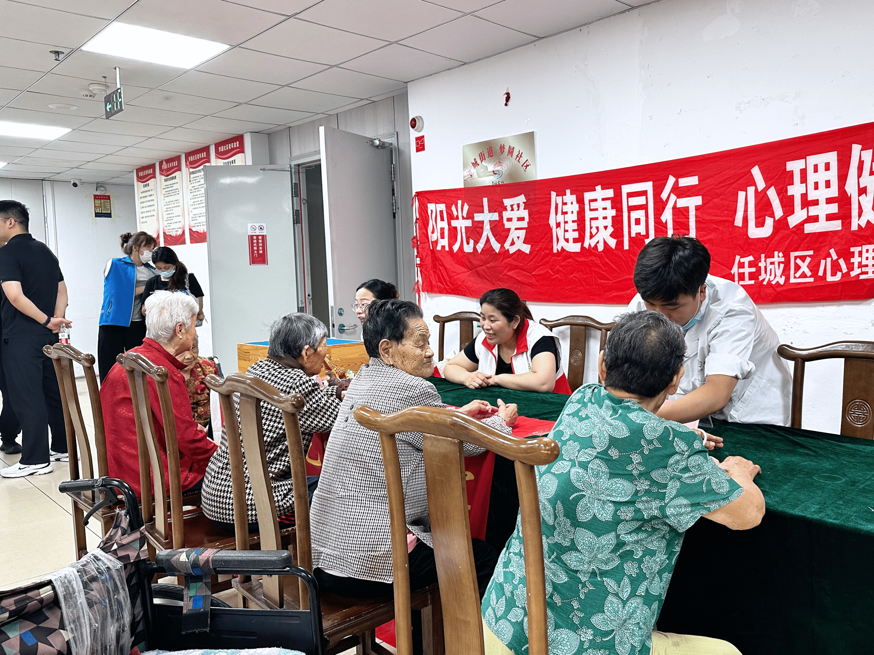 爱心义诊来 播洒敬老情  ——任城区心理健康中心第183次“六进”活动走进金城街道梦圆养老公寓